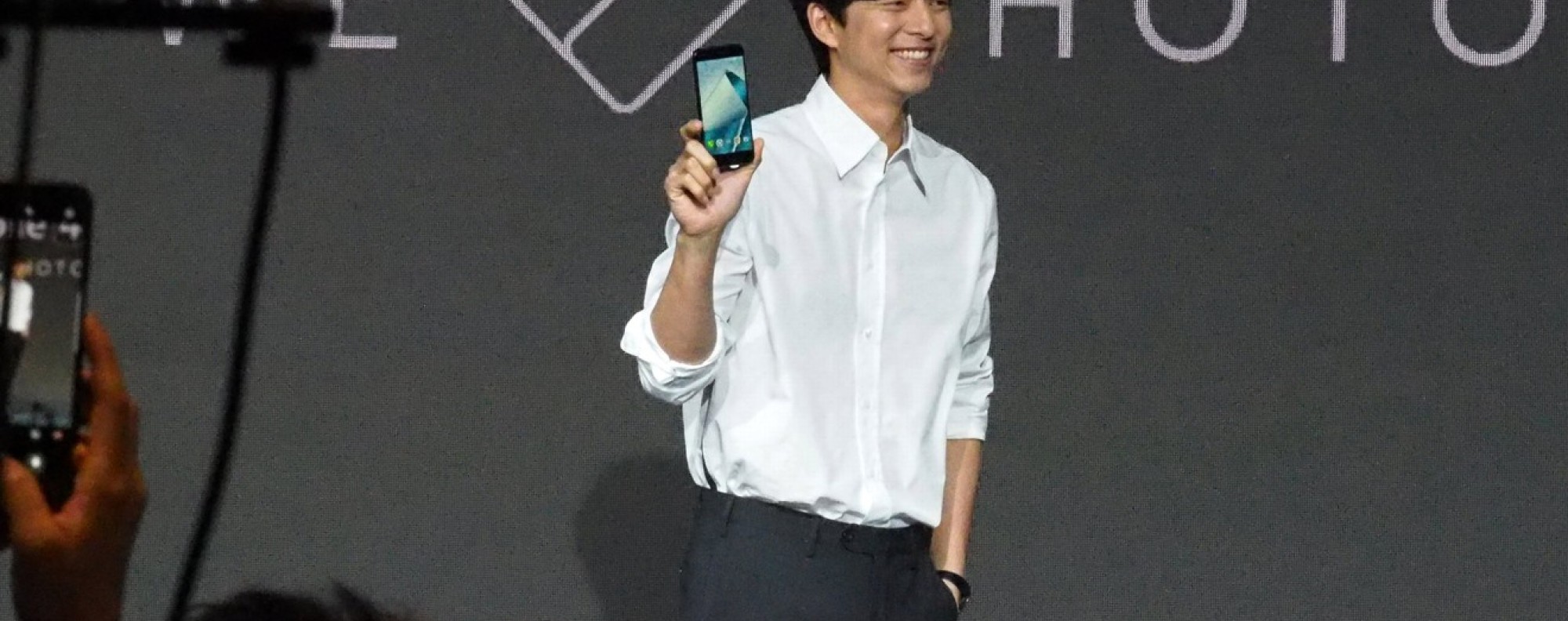 Gong Yoo lends a hand to launch Asus Zenfone 4 | South China
