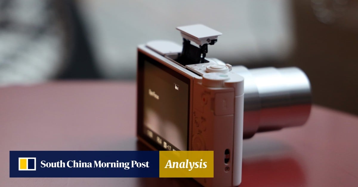 Pocket-sized Sony DSC-WX800 digital camera's zoom lens packs a big