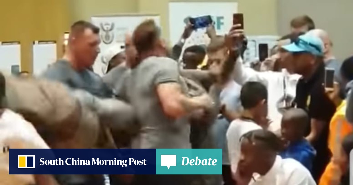 Bodybuilding Legend Arnold Schwarzenegger Proves How Strong He