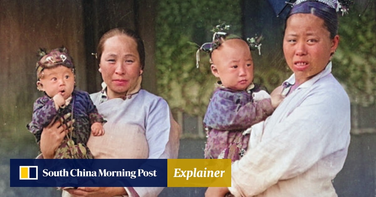 China Manchu ethnic group childbirth tradition hangs bow and arrow for boys, red strip for girls