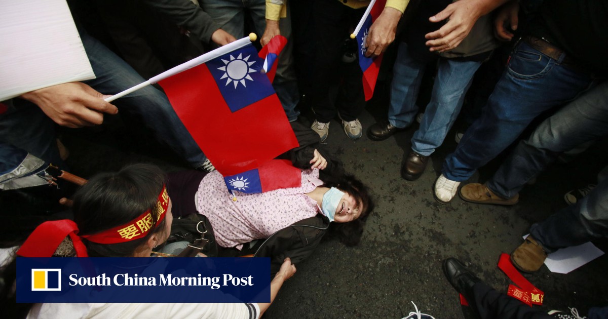 Scuffles Erupt Between Rival Taiwan Protesters Near Legislative ...