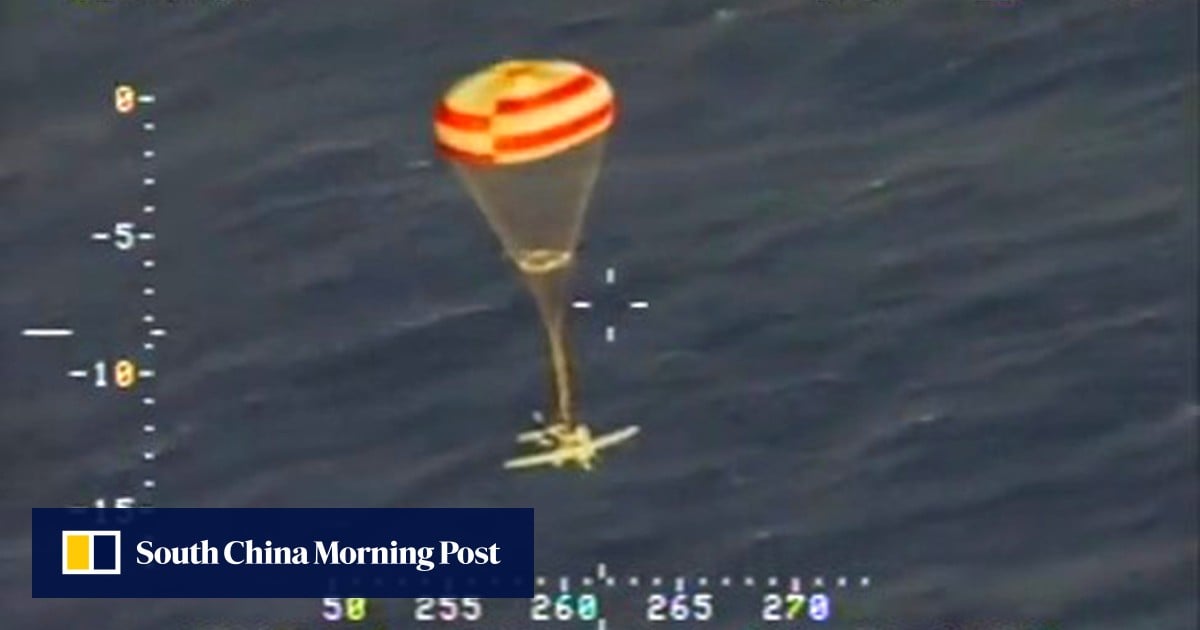 Dramatic video of airplane parachuting to sea after running out of fuel