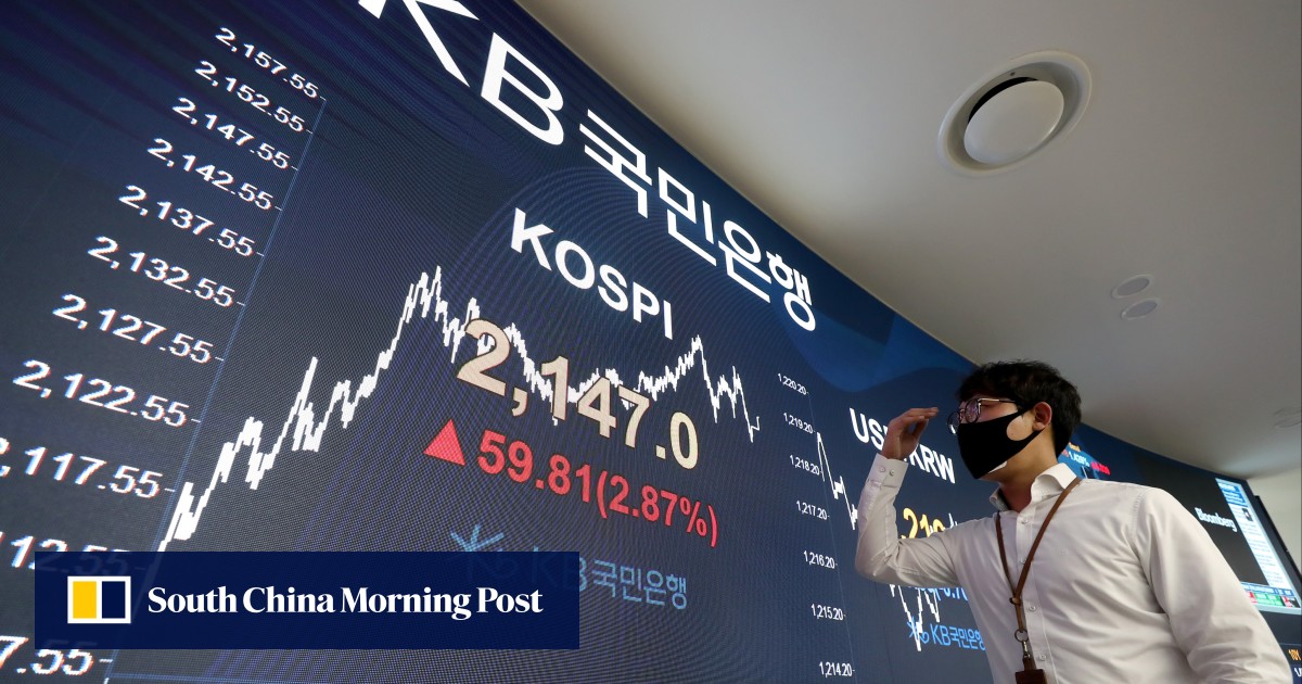 Hang Seng Index advances as Anta Sports rallies while market awaits Fed