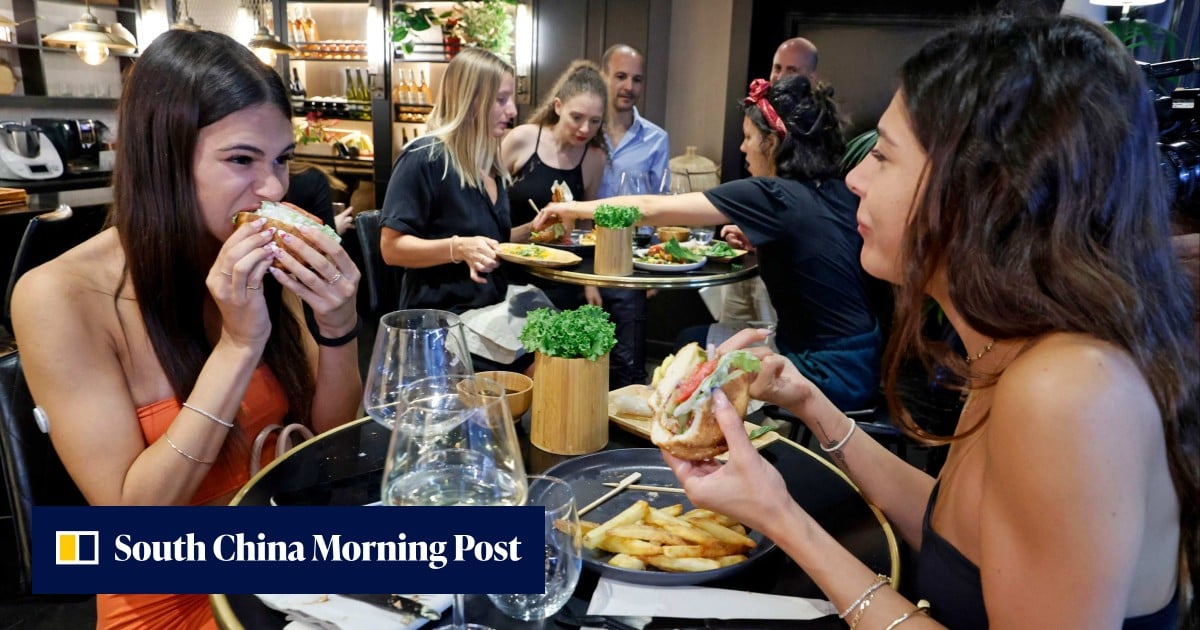 Israel Lab Meat Lab-grown meat on the menu at restaurant in Israel, and diners are ...