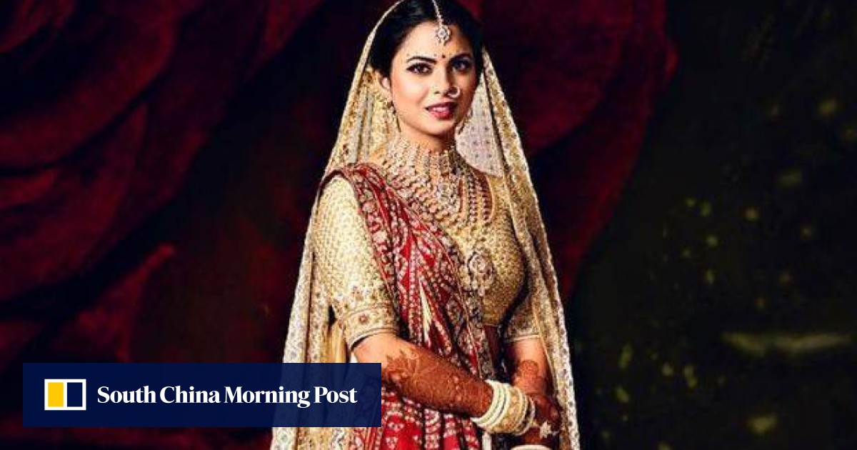 Sonam Kapoor's Red-Hued Luxurious Anuradha Vakil Wedding Lehenga 'Choli' Is  Displayed At The NMACC