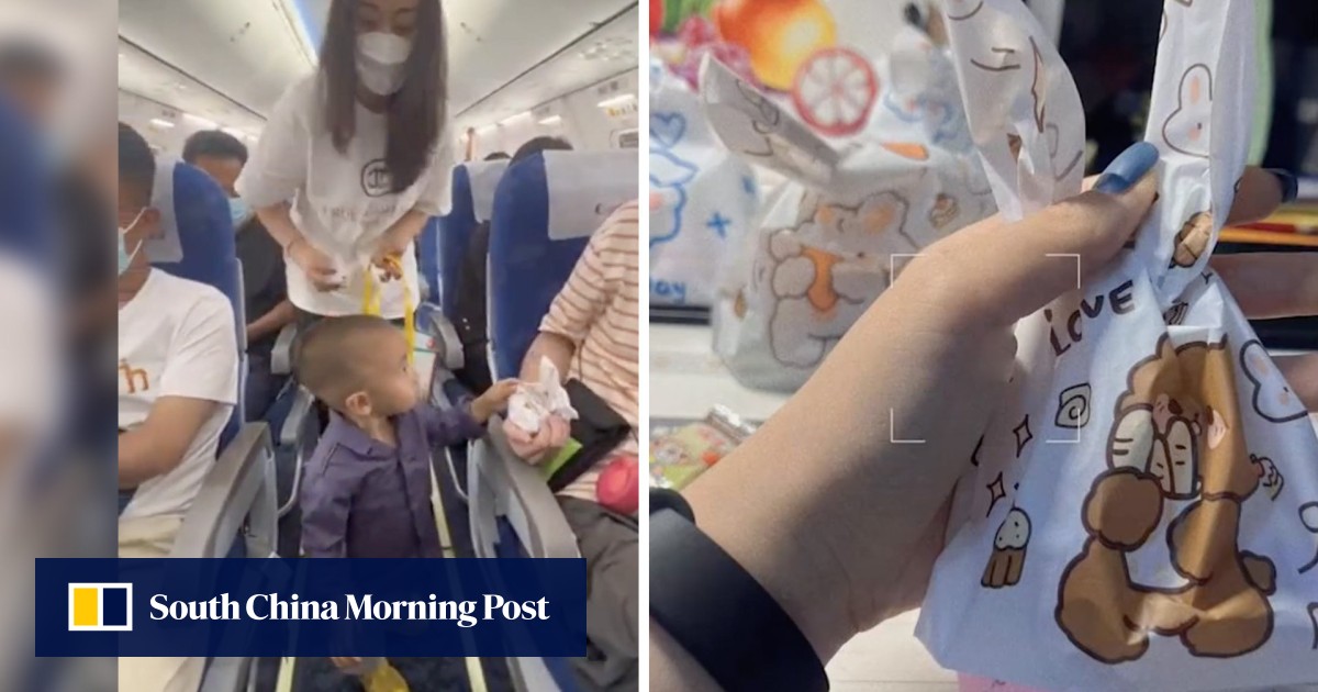 Screaming kid alert: mum and son hand out earplugs and sorry note on flight