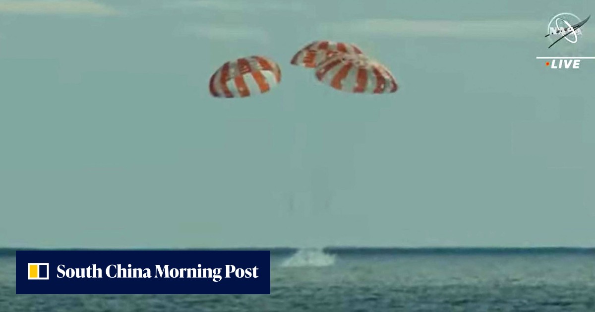 Nasa’s Orion capsule blazes home from test flight to moon, splashing down into Pacific Nasa’s Orion capsule blazes home from test flight to moon, splashing down into Pacific