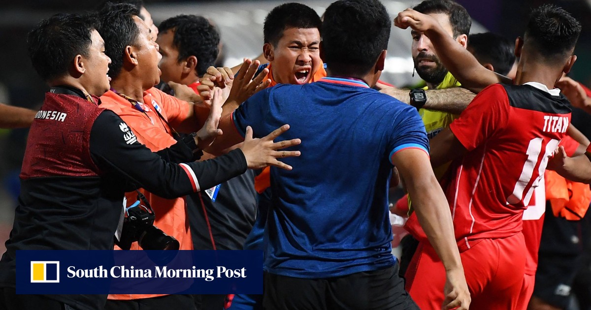4 pemain dikeluarkan dari lapangan, 2 tawuran di pertandingan final sepak bola antara Indonesia dan Thailand di Asian Games Tenggara