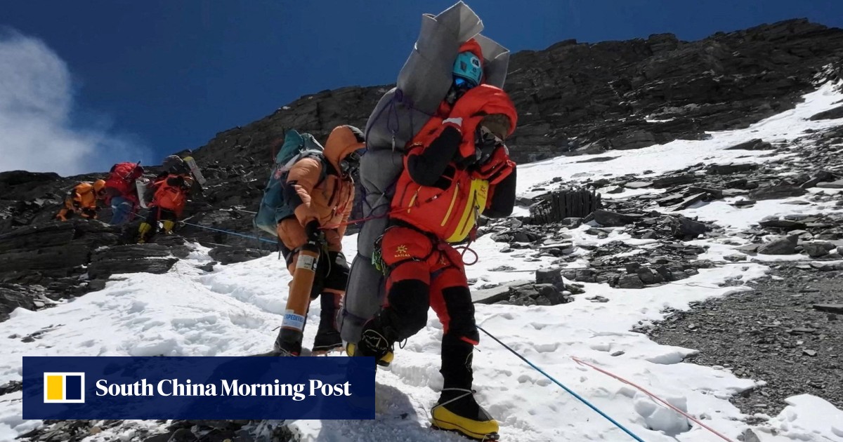 尼泊尔夏尔巴人在罕见的珠穆朗玛峰“死亡地带”救援中拯救马来西亚登山者