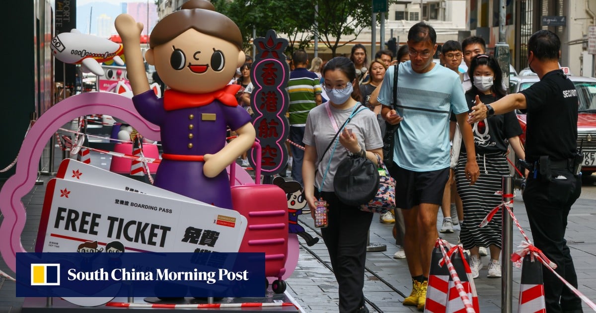 香港航空の日本への無料航空券のために数百人が並んでおり、幸運の当選者は国の福島廃水排出に驚かなかった。