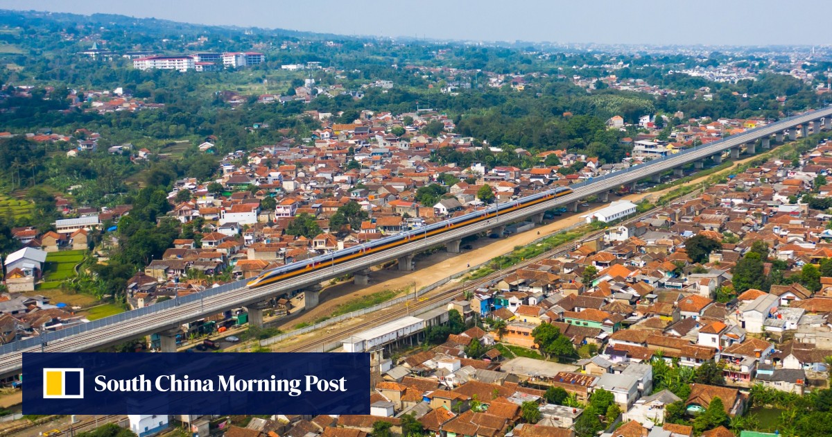 Dalam upaya untuk menarik diri, Jepang mendesak Indonesia untuk menjajaki kemungkinan perluasan jalur kereta api dengan dukungan Tiongkok Dalam upaya untuk menarik diri, Jepang mendesak Indonesia untuk menjajaki kemungkinan perluasan jalur kereta api dengan dukungan Tiongkok