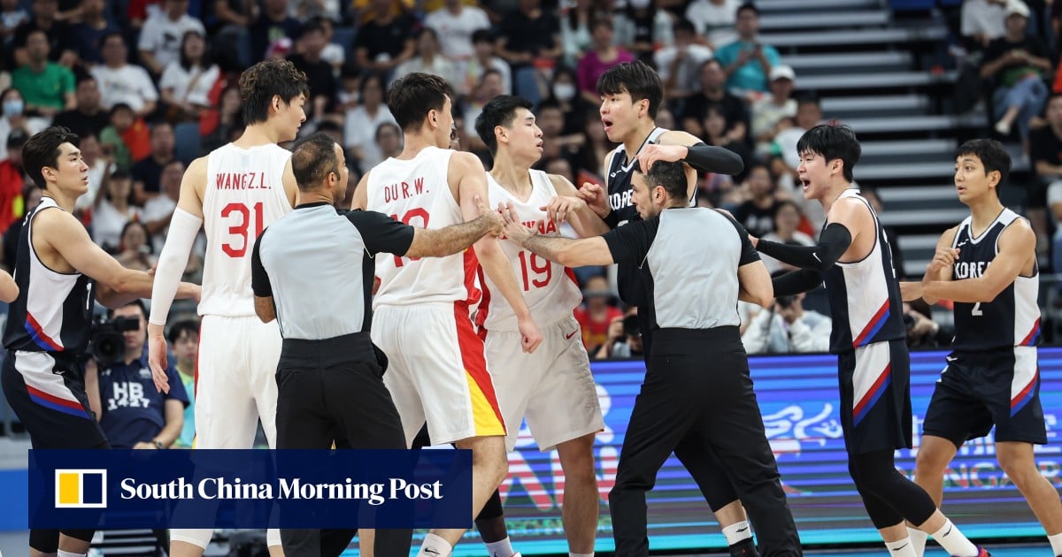 2023년 아시안 게임: 중국 농구 팬들이 8강전 승리 중 난투 끝에 ‘무례한’ 한국 선수 공격 2023년 아시안 게임: 중국 농구 팬들이 8강전 승리 중 난투 끝에 ‘무례한’ 한국 선수 공격
