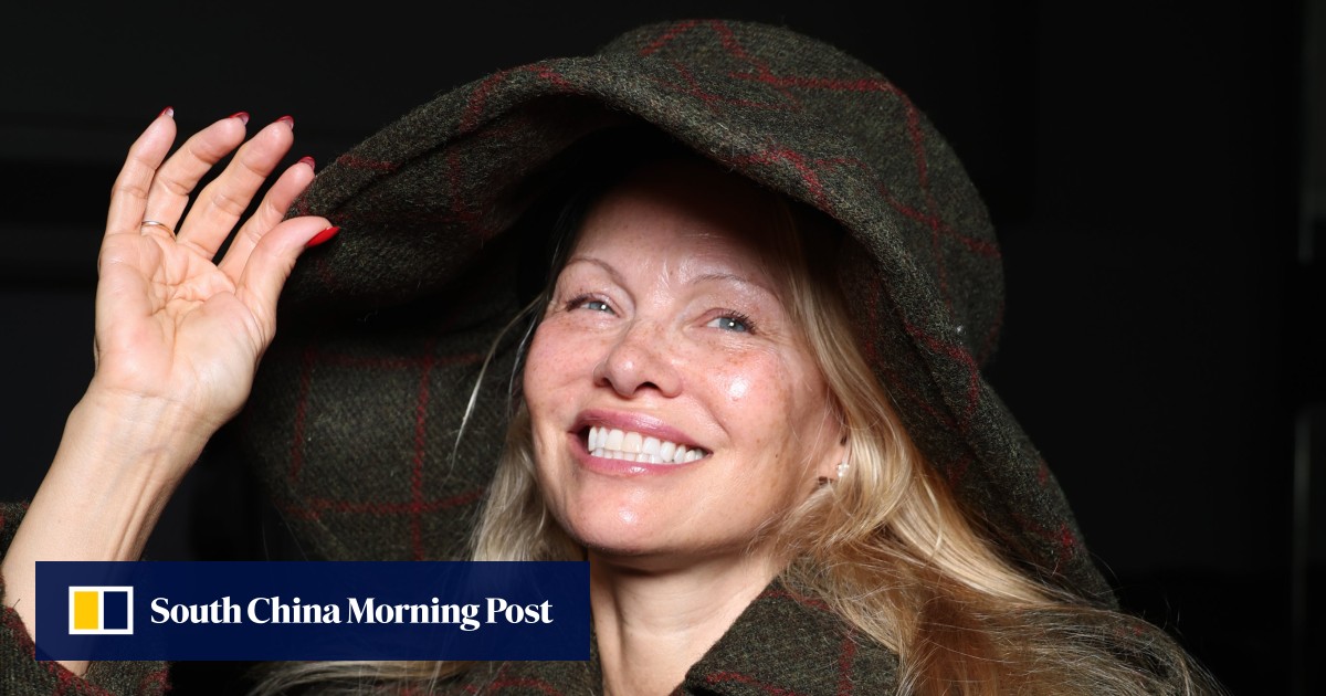 Pamela Anderson embraced no make-up at Paris Fashion Week 2023: the ...