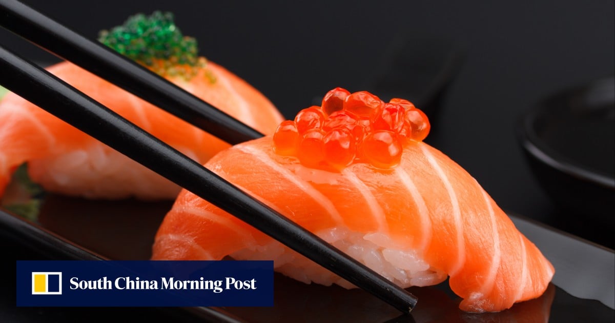 福島水産物に対する北京のシーフード輸入禁止にもかかわらず、日本を訪れる中国人観光客は寿司を楽しんでいます。