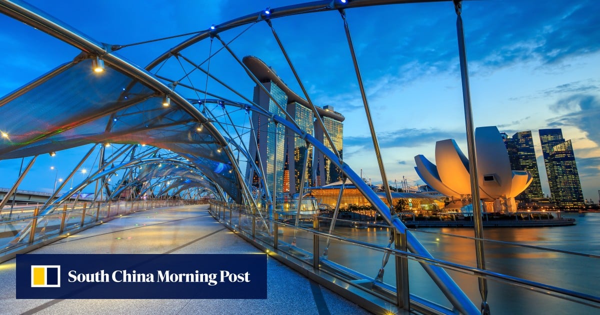 Singapura memenjarakan dan memukuli seorang pria Indonesia yang berenang ke kota tersebut dari Malaysia menggunakan kantong sampah Singapura memenjarakan dan memukuli seorang pria Indonesia yang berenang ke kota tersebut dari Malaysia menggunakan kantong sampah