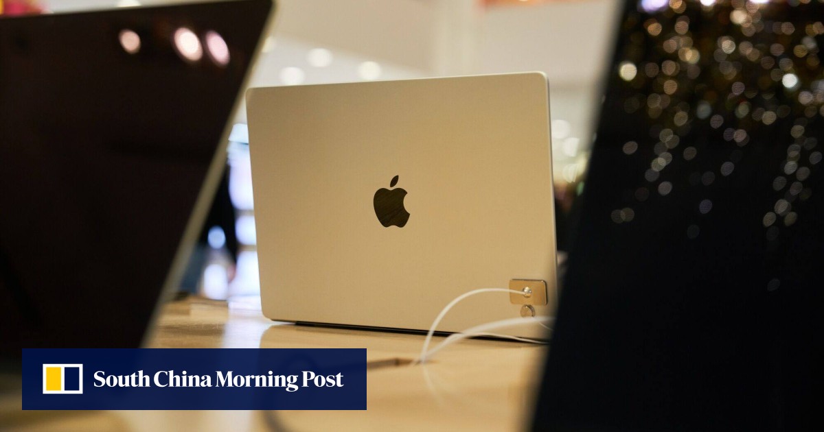 Glowing apple logo on sale macbook pro 2017