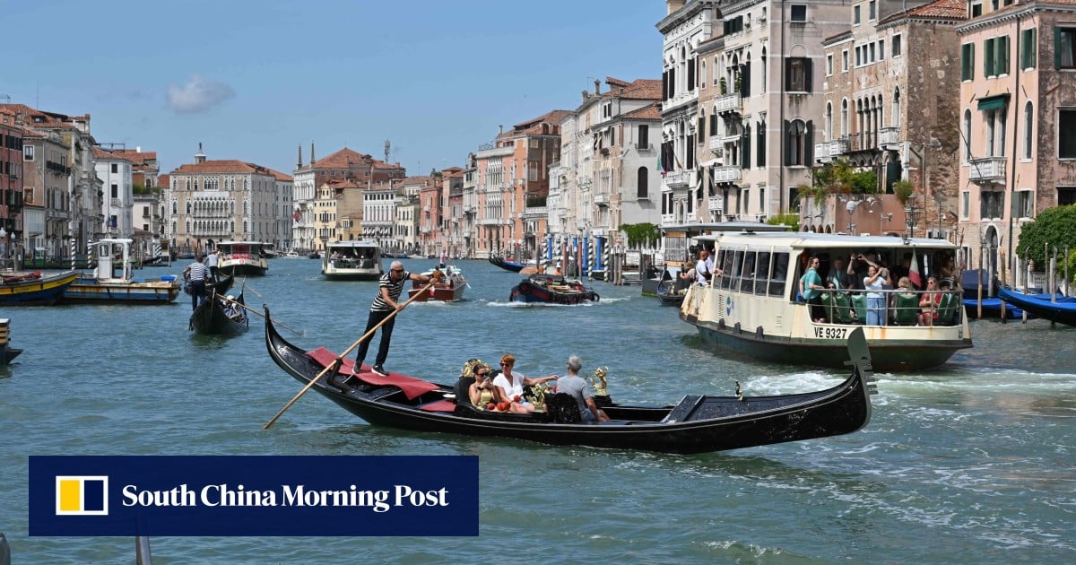 Китайские туристы, отказавшиеся перестать делать селфи, упали в холодный канал Венеции после опрокидывания гондолы