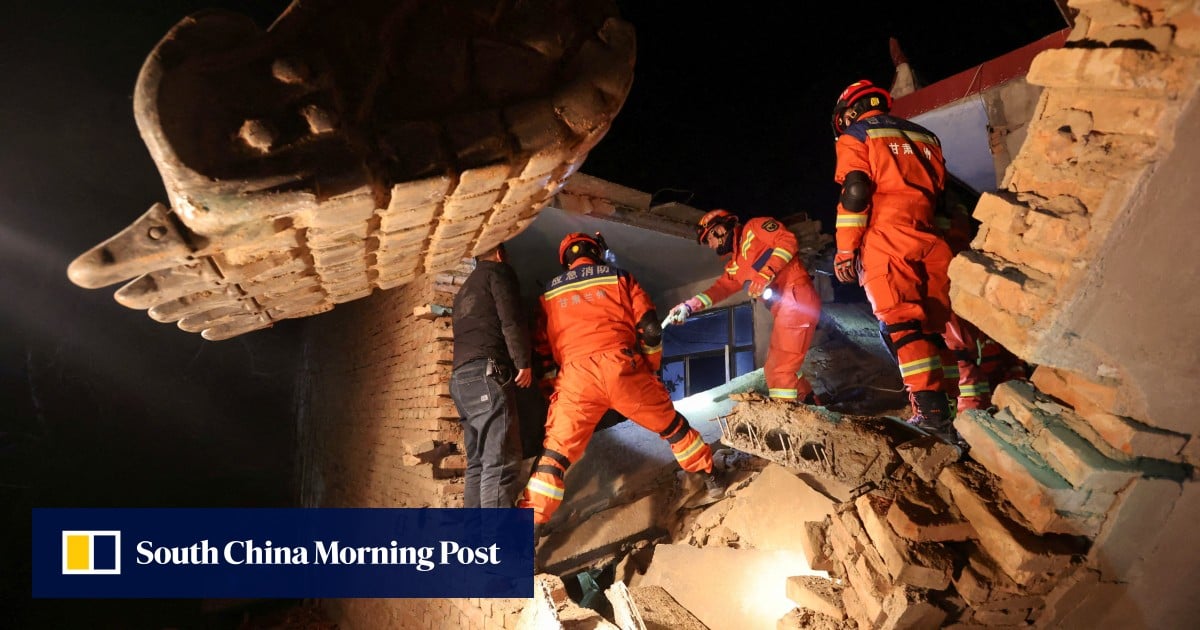 中国西北部甘肃省发生6.2级地震，造成110多人死亡、数百人受伤。