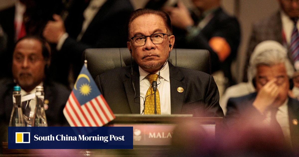 随着“迪拜行动”的讨论不绝于耳，马来人的弱势支持继续困扰安瓦尔总理的政府
