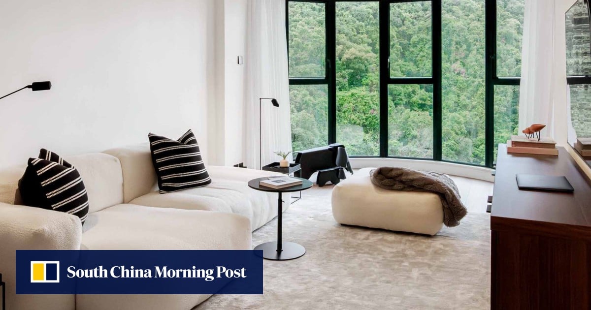 Minimalistyczny biały dom w Hongkongu to świetna przestrzeń mieszkalna – designerskie i funkcjonalne mieszkanie z dwiema sypialniami Minimalistyczny biały dom w Hongkongu to świetna przestrzeń mieszkalna – designerskie i funkcjonalne mieszkanie z dwiema sypialniami