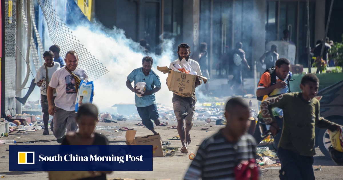 Chinese stores looted, 15 killed in Papua New Guinea riots as police strike over pay