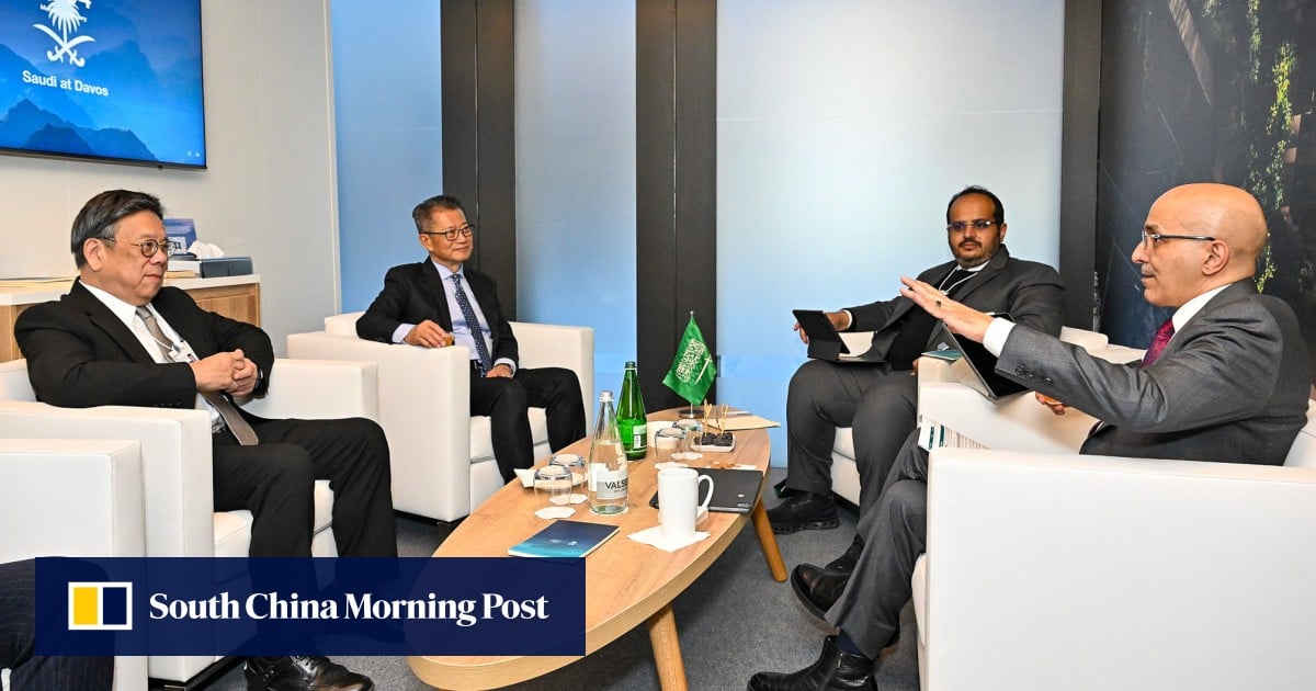 وزير مالية هونج كونج يناقش تعميق التعاون مع السعودية في دافوس ويدعو الشركات العربية للتوسع في الأسواق الآسيوية