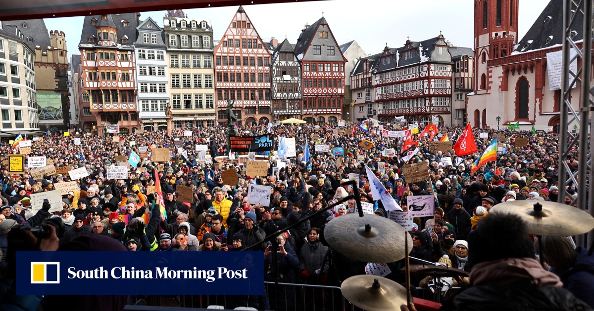 250.000 Menschen demonstrieren in Deutschland gegen die rechtsextreme Partei Alternative für Deutschland, nachdem berichtet wurde, dass die Partei über die Ausweisung von Einwanderern diskutiert.