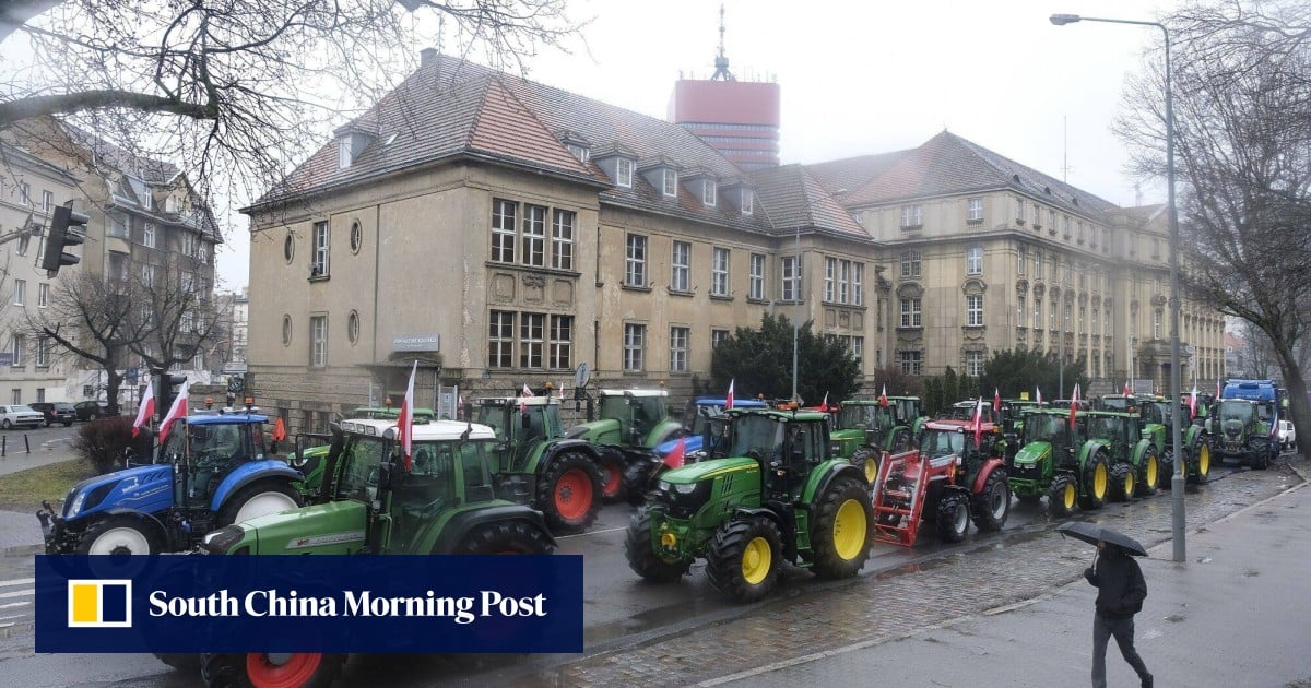 Protesty polskich rolników zwiększają presję na szefa unijnego rolnictwa Janusza Wojciechowskiego