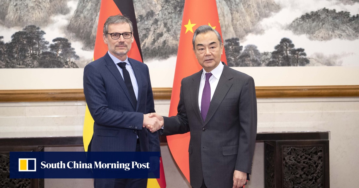 Chinas Wang Yi fordert Deutschland auf, Protektionismus und „Blockkonfrontation“ abzulehnen, während die EU über Maßnahmen zur wirtschaftlichen Sicherheit nachdenkt