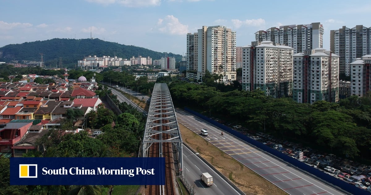 93名孟加拉国工人被发现被遗弃后,马来西亚公司因人口贩运受到调查 93名孟加拉国工人被发现被遗弃后,马来西亚公司因人口贩运受到调查