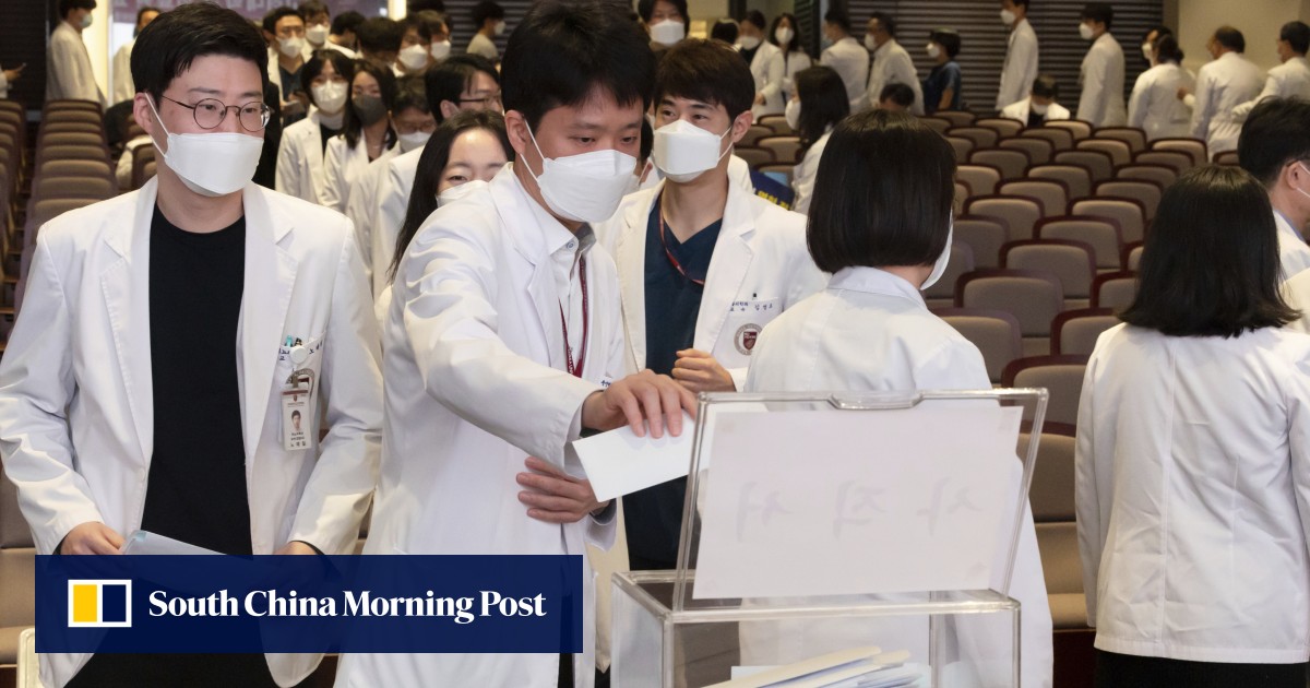 한국의 의사가 과로로 사망, 파업으로 의료 제도에 대한 압력이 높아지는 가운데