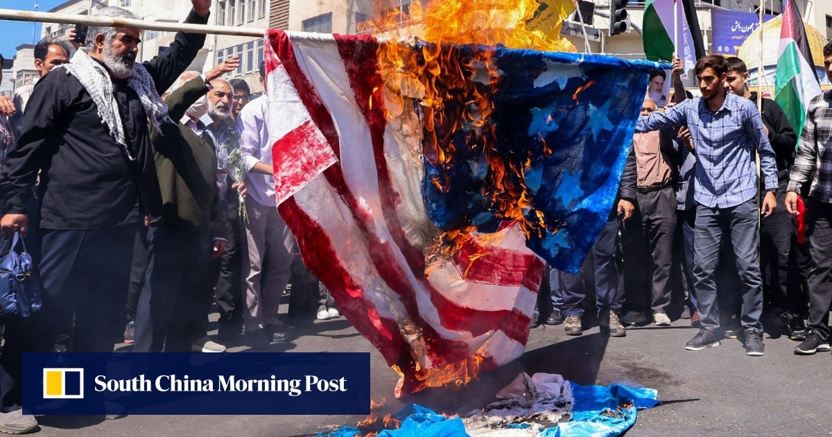 Iran zegt tegen de VS dat ze “opzij moeten gaan” terwijl het zich voorbereidt op een reactie op Israël over de aanval in Syrië