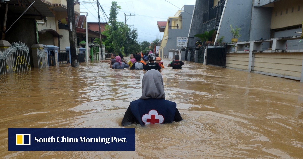 Setidaknya 14 orang tewas dalam tanah longsor di Sulawesi, Indonesia, dan pencarian orang hilang terhambat oleh cuaca buruk.