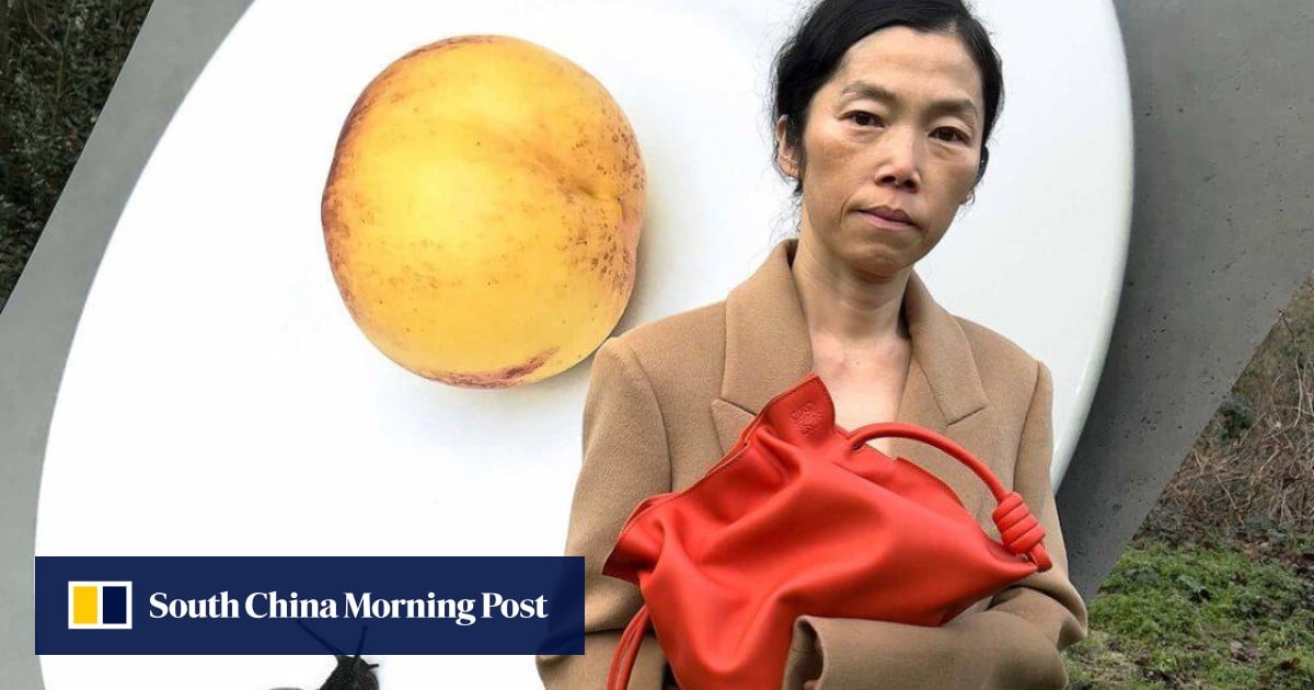 2024년 베니스 비엔날레 전시관이 한국의 도시 냄새를 풍기는 이유: 예술가이자 모델인 로에베 고정아를 만나다