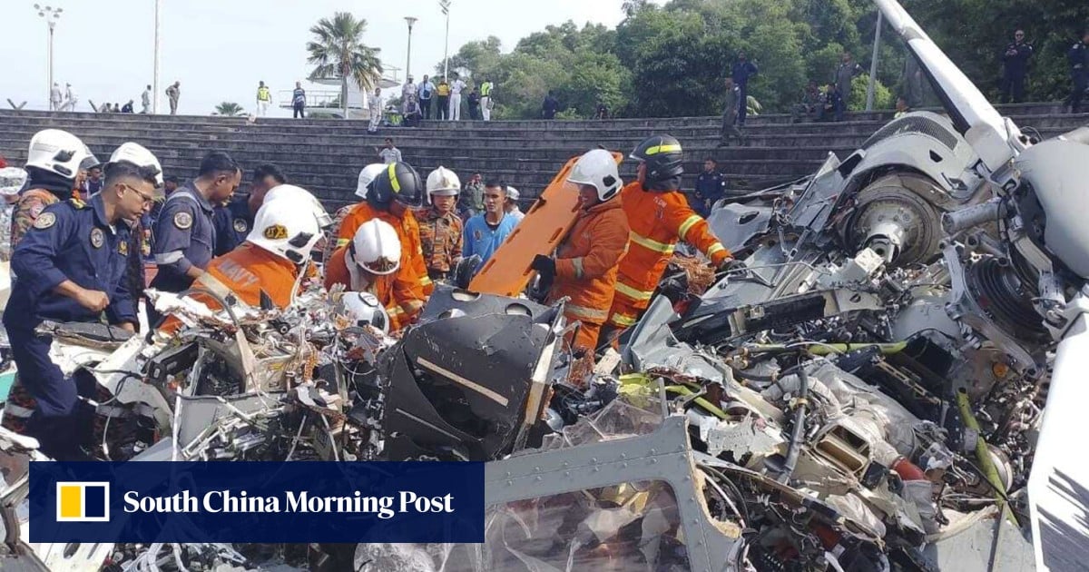 马来西亚人哀悼直升机坠毁受害者，一些人要求高级海军军官辞职