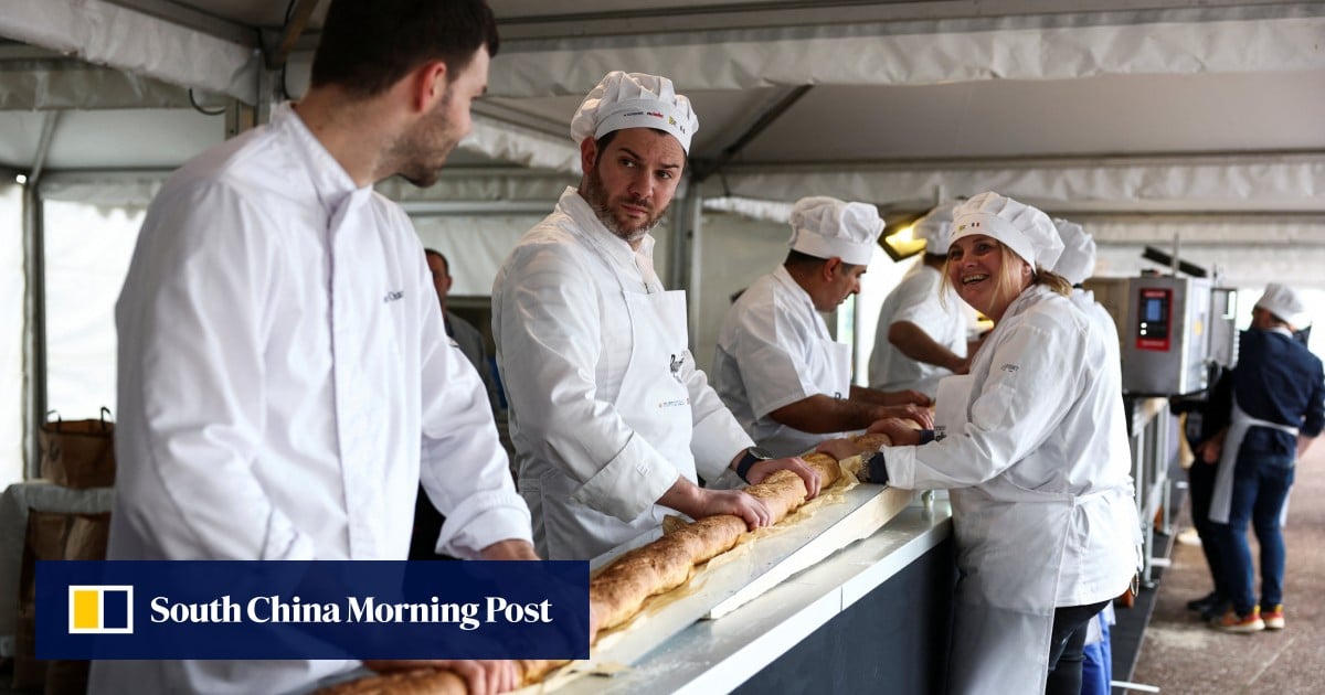 Sostén de la familia: los panaderos franceses elaboran la baguette más larga del mundo, superando a Italia después de cinco años
