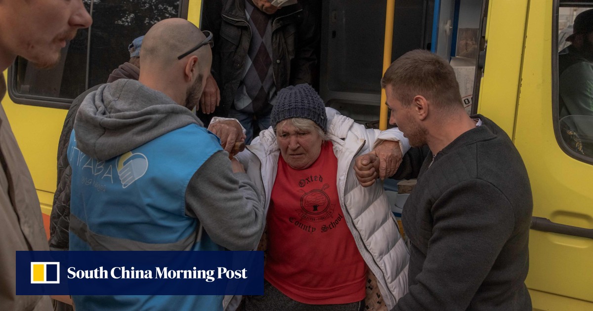 Thousands evacuated in Ukraine as Russia pounds border town