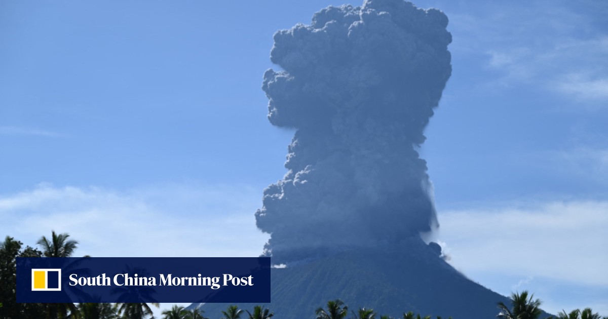 Gunung Ibu di Indonesia meletus, memuntahkan awan abu ke langit