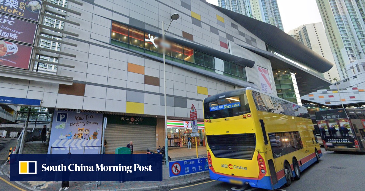 Hong Kong man arrested after 2 injured in knife attack at Kowloon shopping mall Hong Kong man arrested after 2 injured in knife attack at Kowloon shopping mall