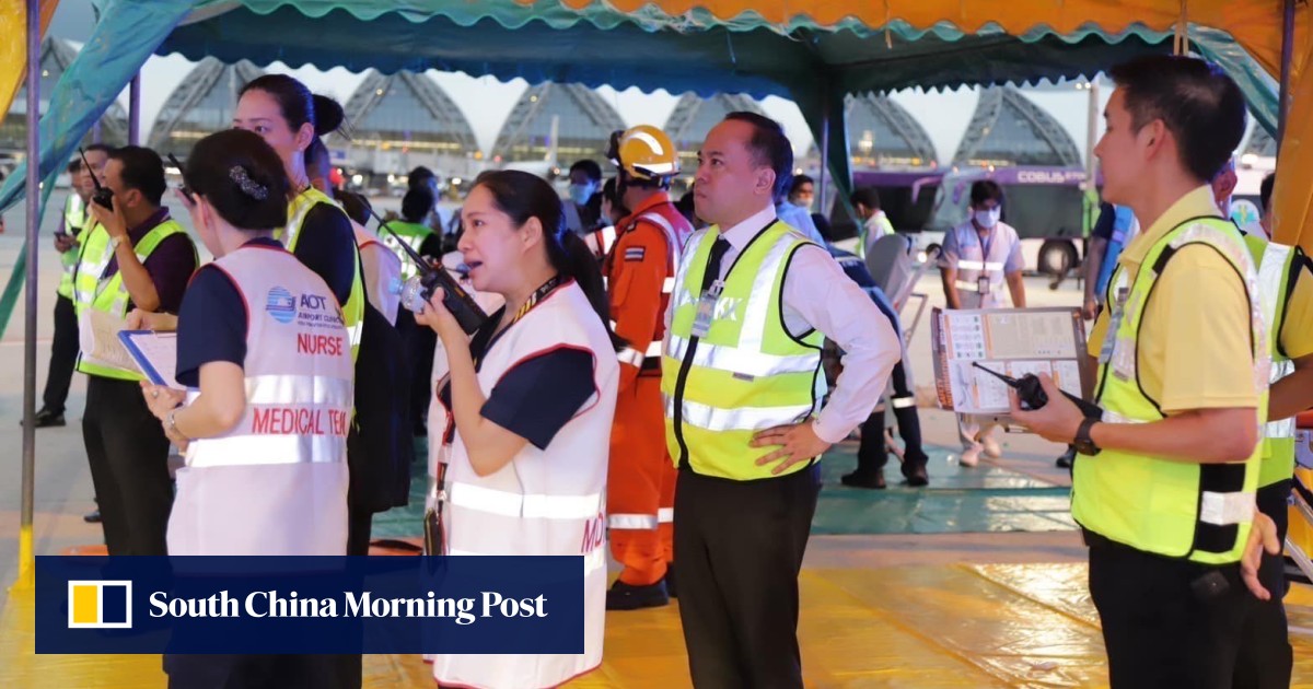 Gangguan SQ321: Dokter Thailand dipuji karena memimpin evakuasi untuk merawat orang yang terluka