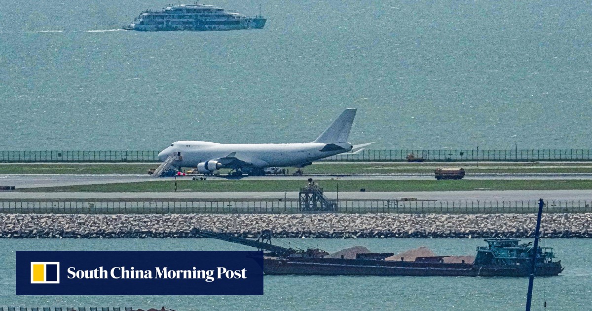 Hong Kong aviation authorities took 24 minutes to tell planes of emergency runway closure