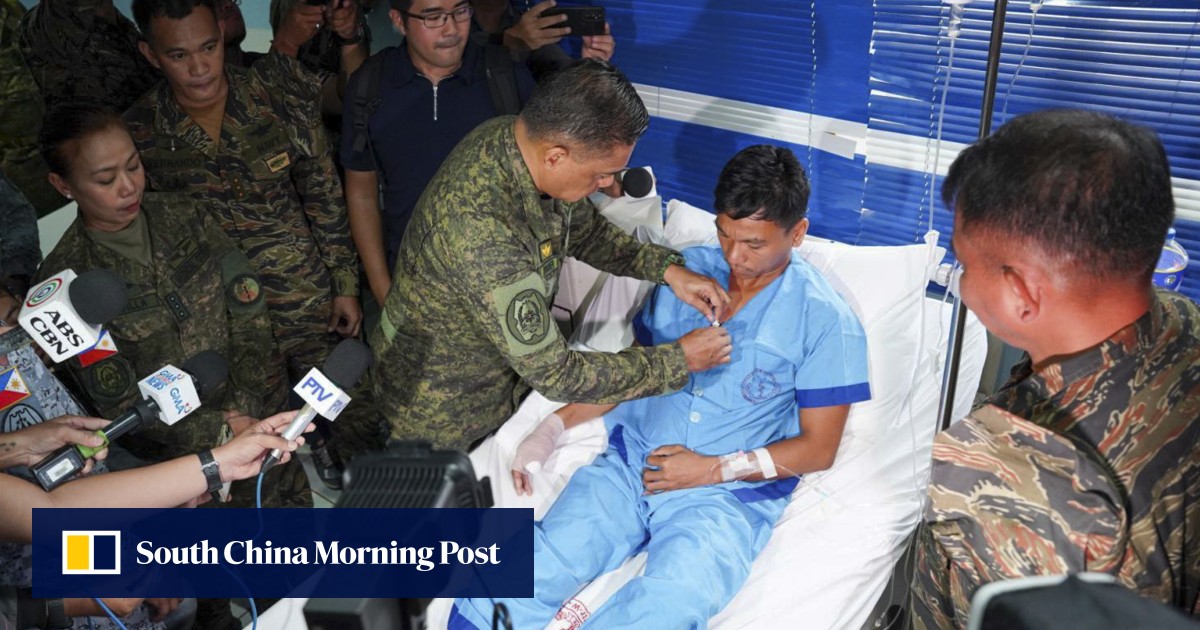 South China Sea: medals for Filipino troops who fought Chinese coastguards with axes bare-handed