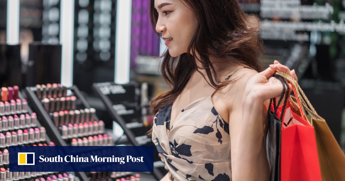 덜 사고, 자주 외식하지 않는 한국 젊은이들을 위한 욜로(YOLO)는 더 이상 없다. 덜 사고, 자주 외식하지 않는 한국 젊은이들을 위한 욜로(YOLO)는 더 이상 없다.