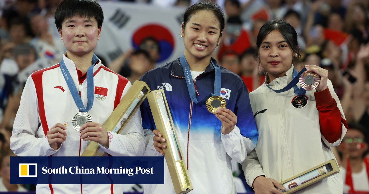 China recibe elogios por llevar la bandera española en el podio olímpico en honor a su oponente herido