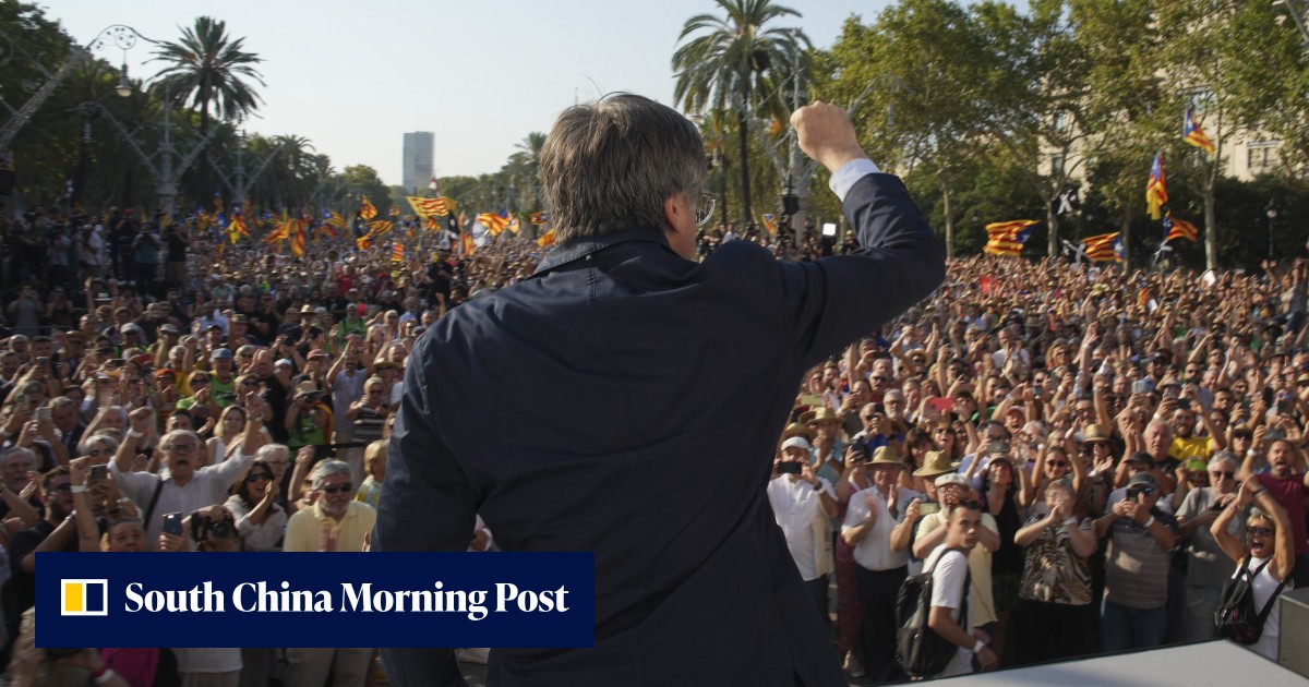 カタルーニャ分離主義者カルレス・プッチダモン氏、逮捕の脅迫にもかかわらず7年ぶりにスペインに帰国