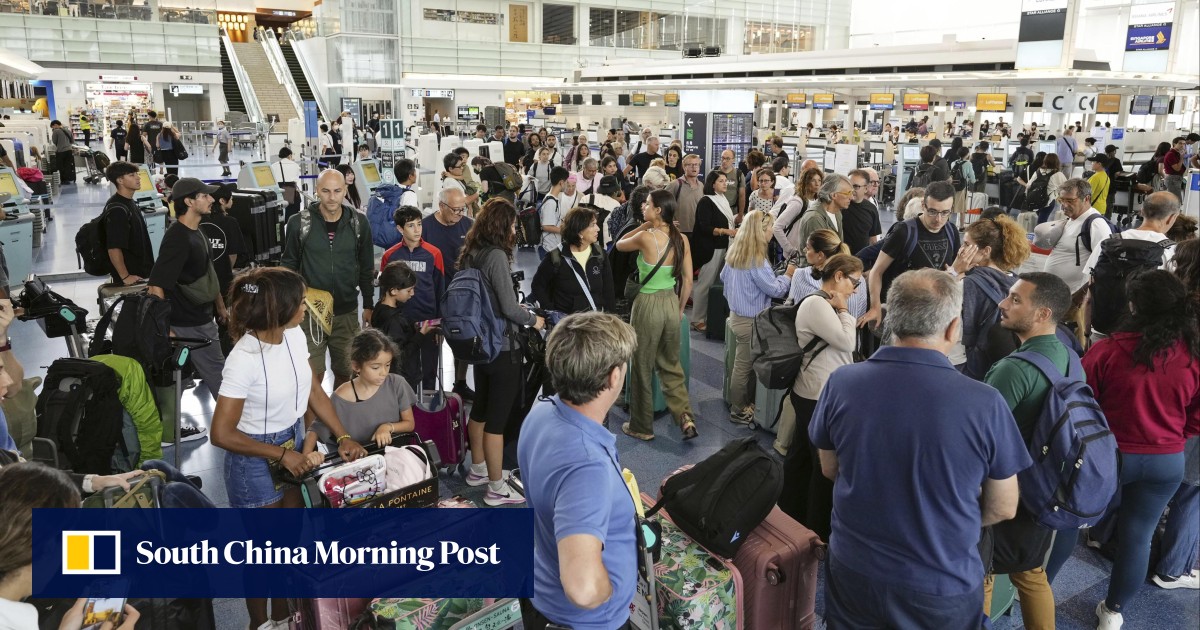 Typhoon Ampil barrels towards Tokyo, disrupting flights, power