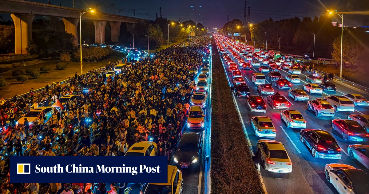 中国の都市、道路が渋滞したため夜間のサイクリングでバックペダルを強制