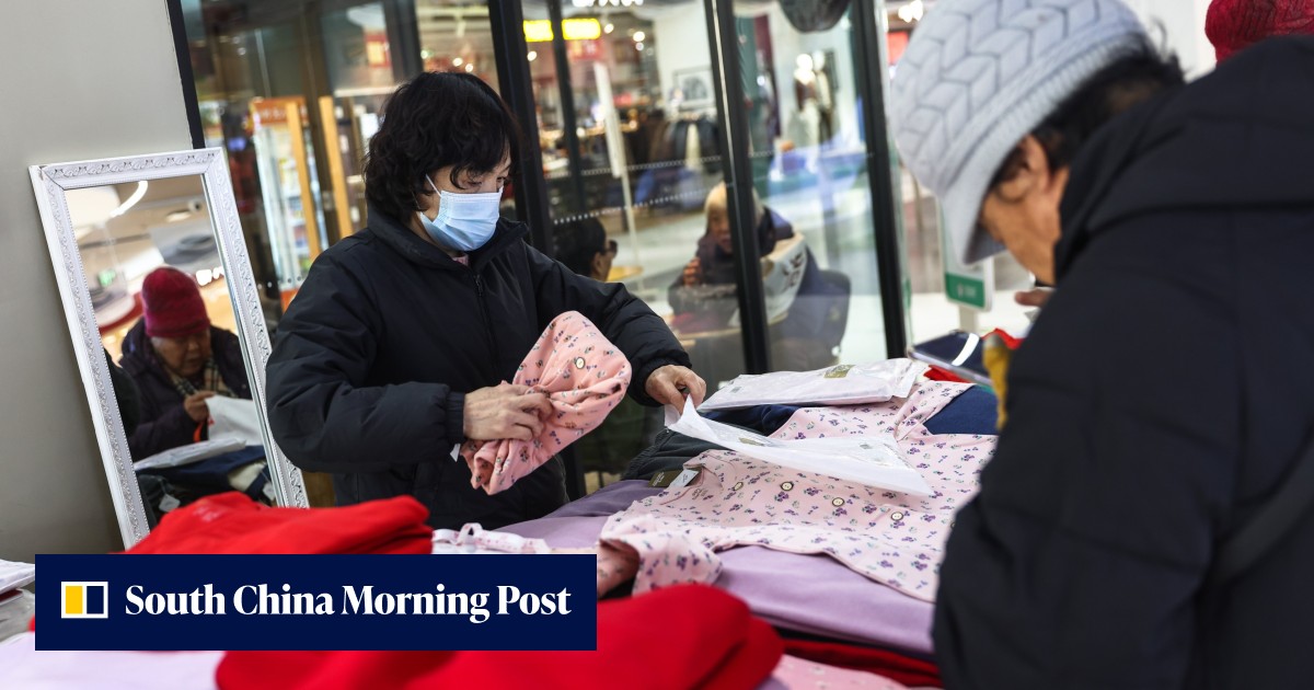 中国幹部らは旧正月を前に消費促進のため現金を散布するよう促した