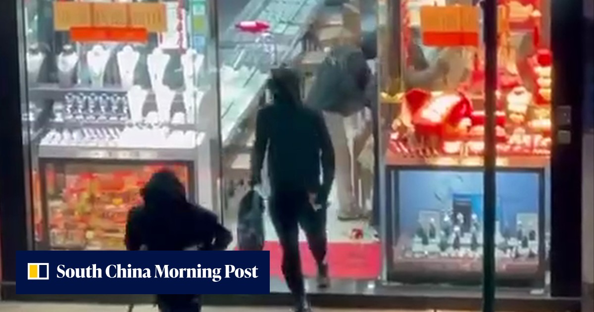 Suspect arrested, 4 others at large after Hong Kong jewellery shop ...