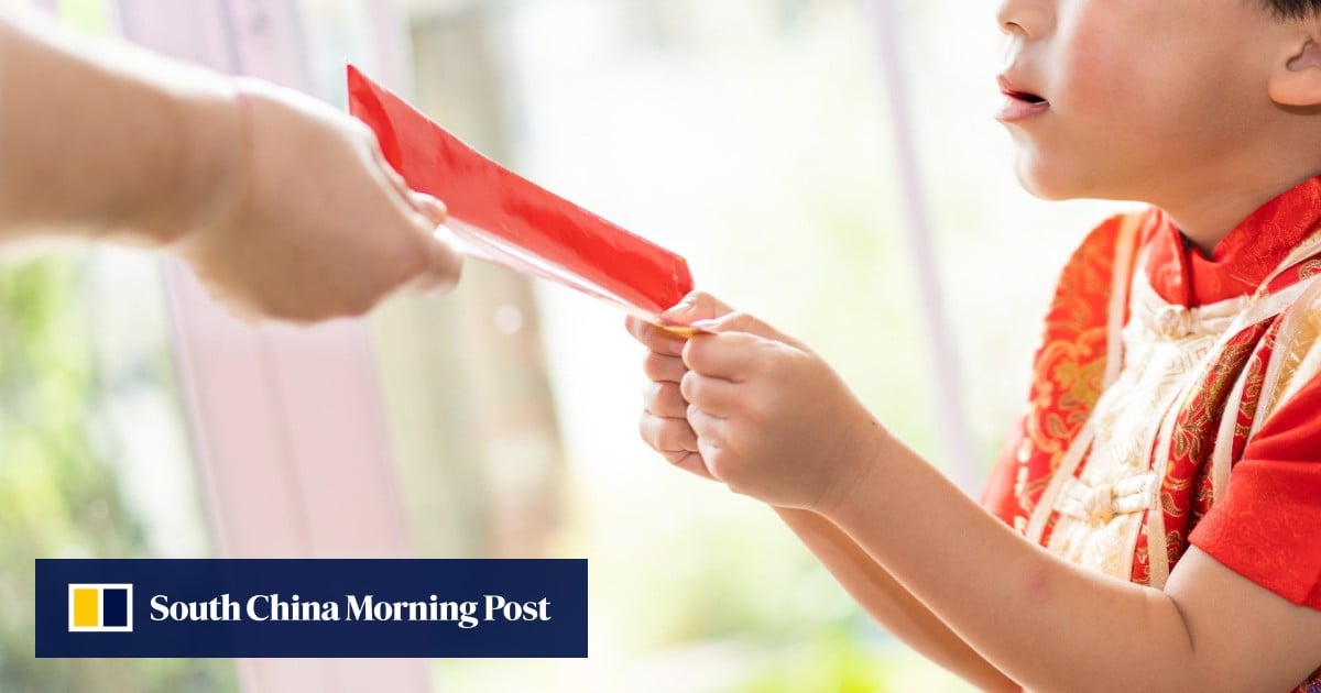 Boy Calls Police on Father Over New Year Money Dispute